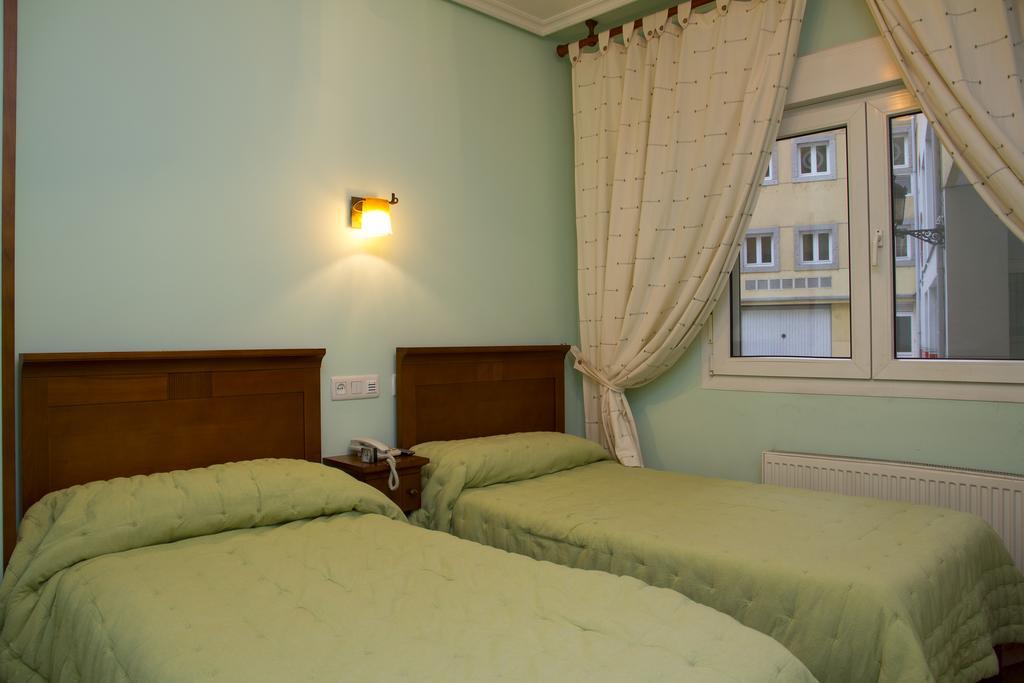 Hotel Los 14 Pravia Bagian luar foto
