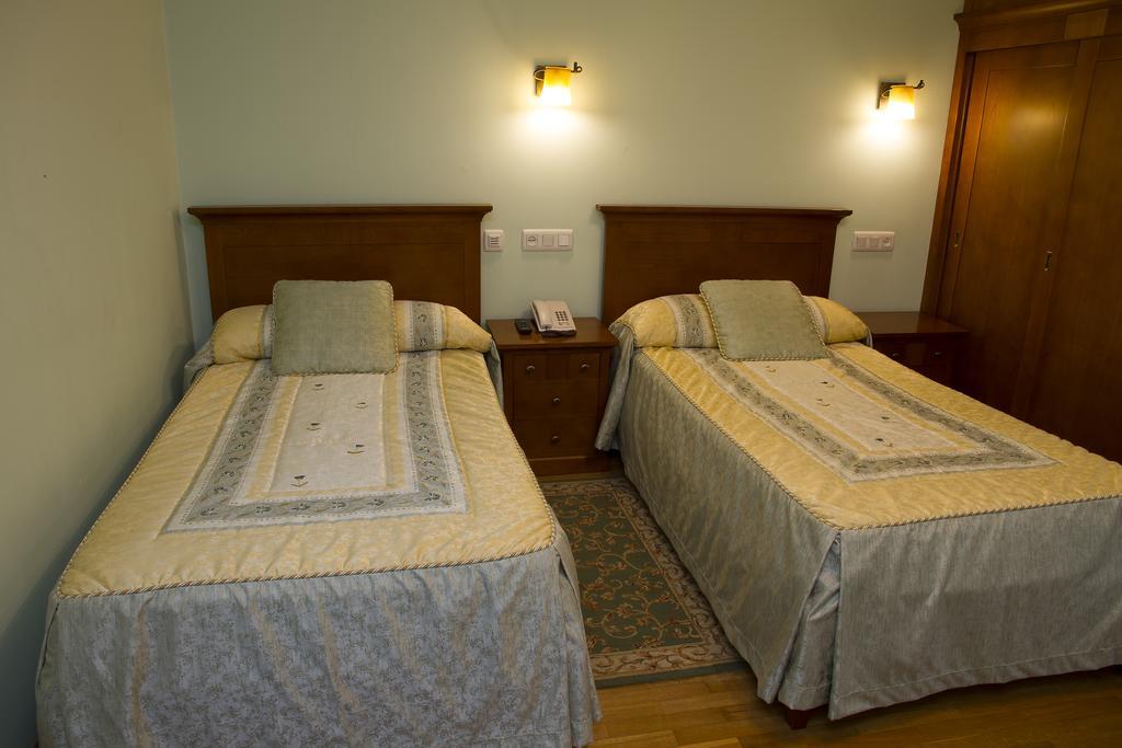 Hotel Los 14 Pravia Bagian luar foto