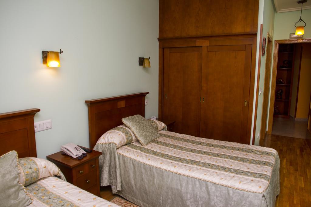 Hotel Los 14 Pravia Bagian luar foto