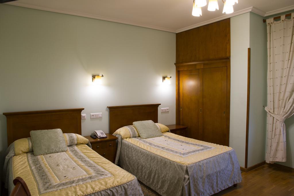 Hotel Los 14 Pravia Bagian luar foto