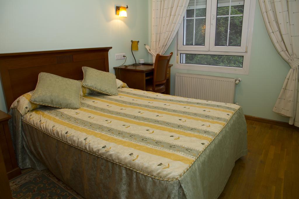 Hotel Los 14 Pravia Bagian luar foto