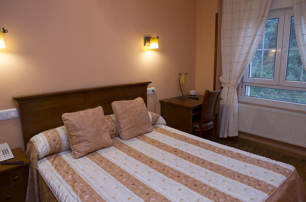 Hotel Los 14 Pravia Bagian luar foto