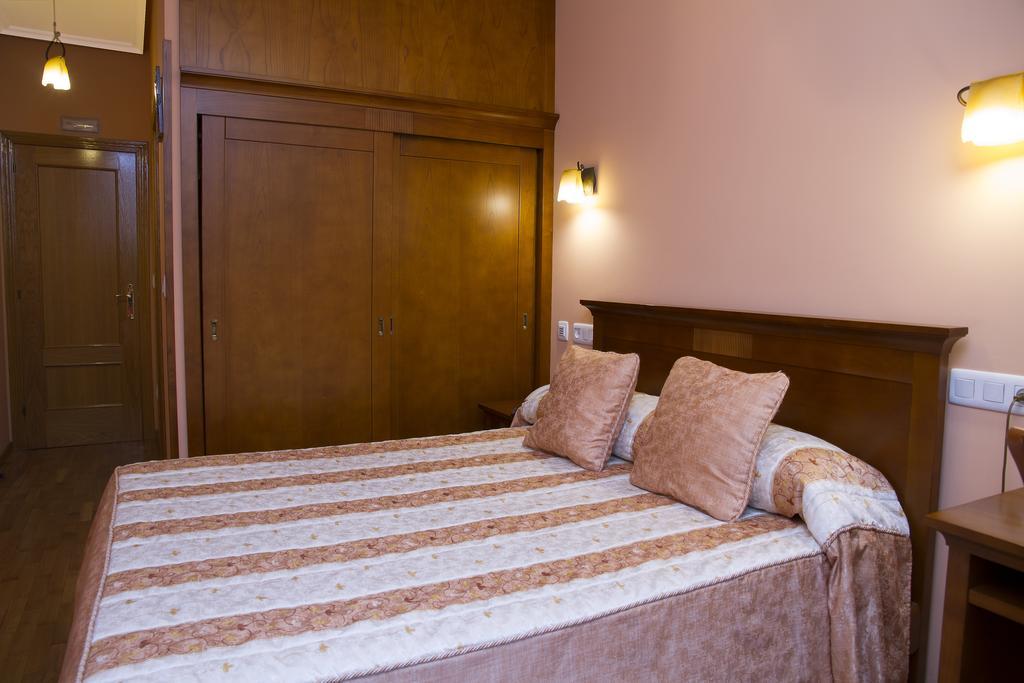 Hotel Los 14 Pravia Bagian luar foto