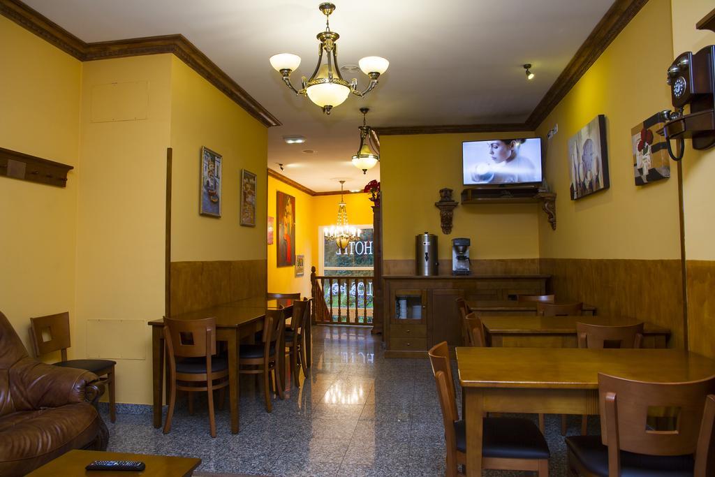 Hotel Los 14 Pravia Bagian luar foto