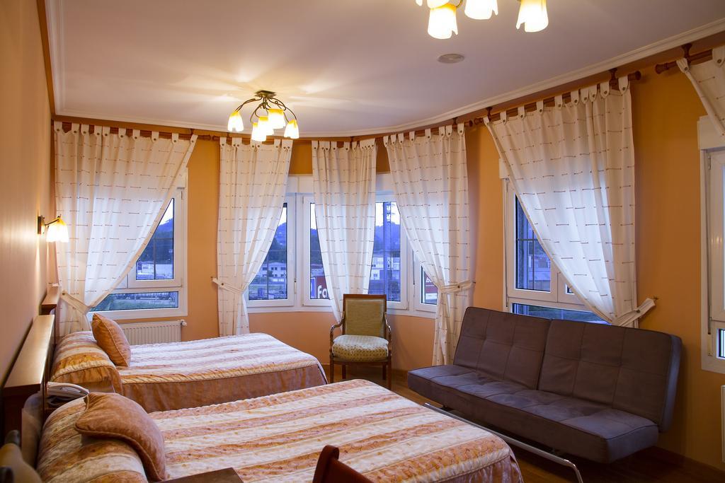 Hotel Los 14 Pravia Bagian luar foto