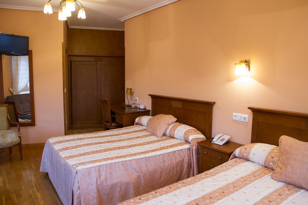 Hotel Los 14 Pravia Bagian luar foto