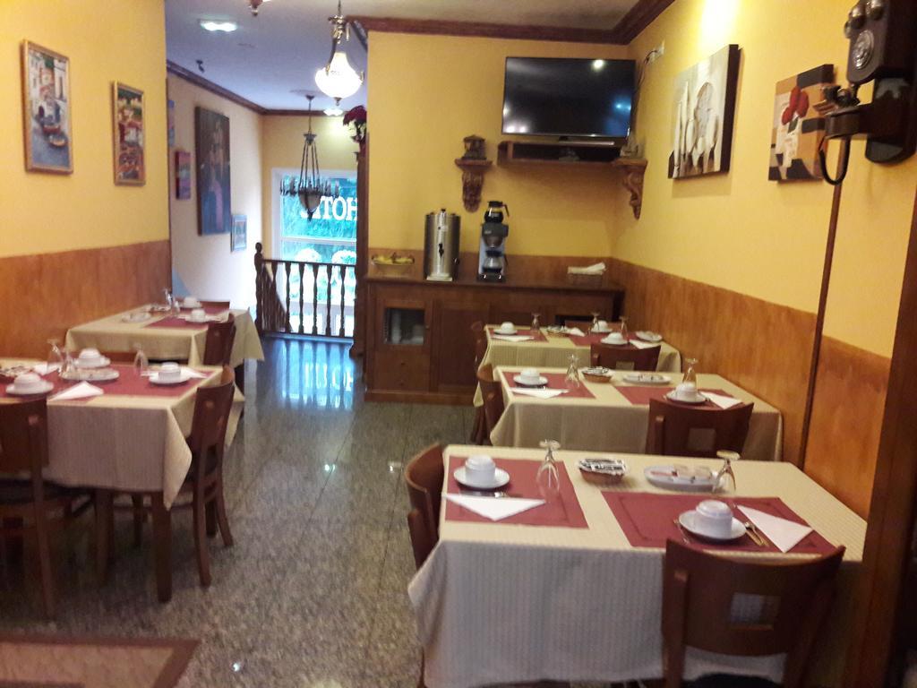 Hotel Los 14 Pravia Bagian luar foto