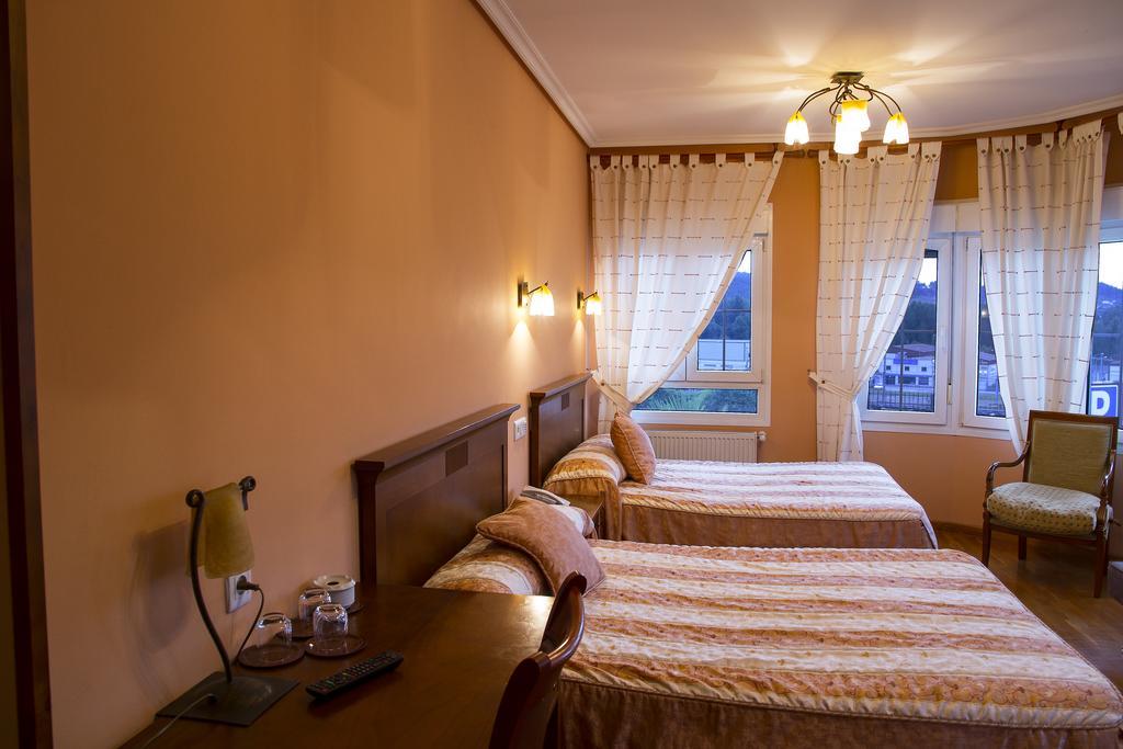 Hotel Los 14 Pravia Bagian luar foto
