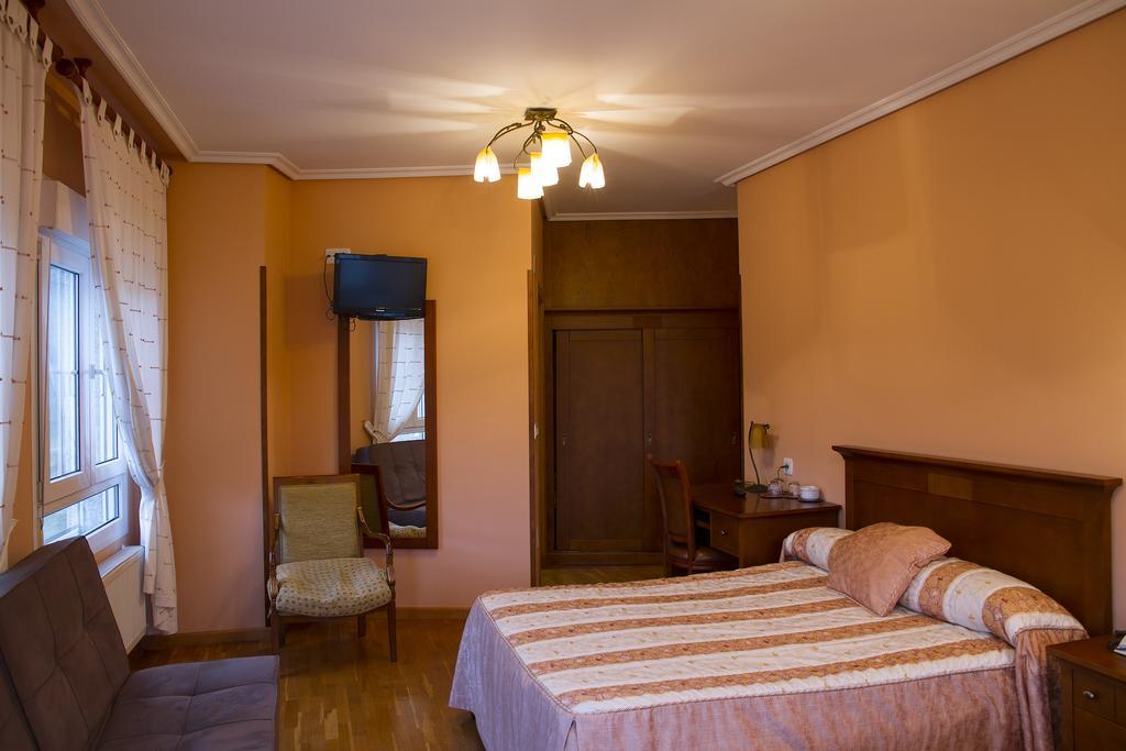 Hotel Los 14 Pravia Bagian luar foto