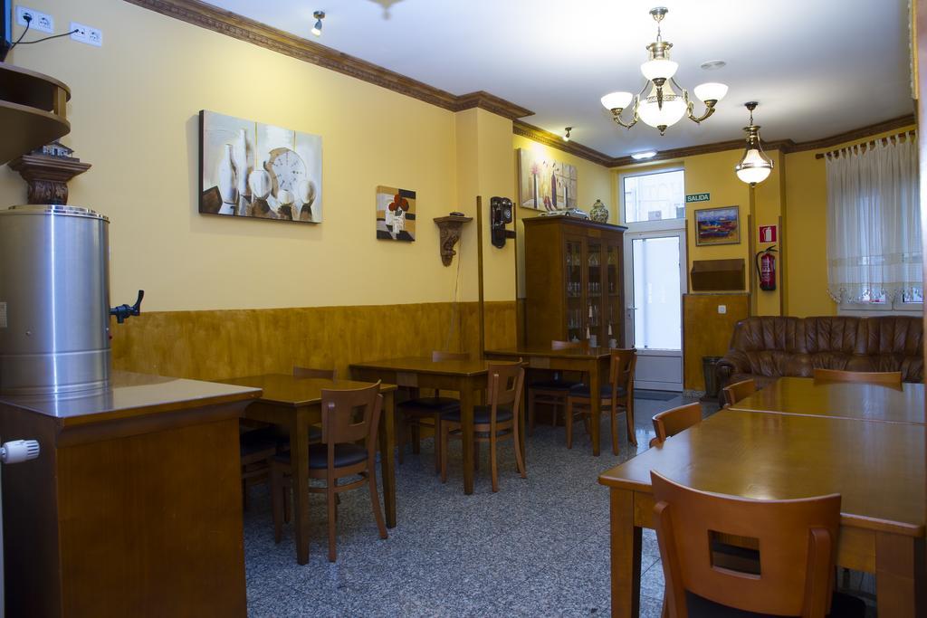 Hotel Los 14 Pravia Bagian luar foto