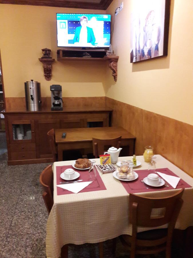 Hotel Los 14 Pravia Bagian luar foto