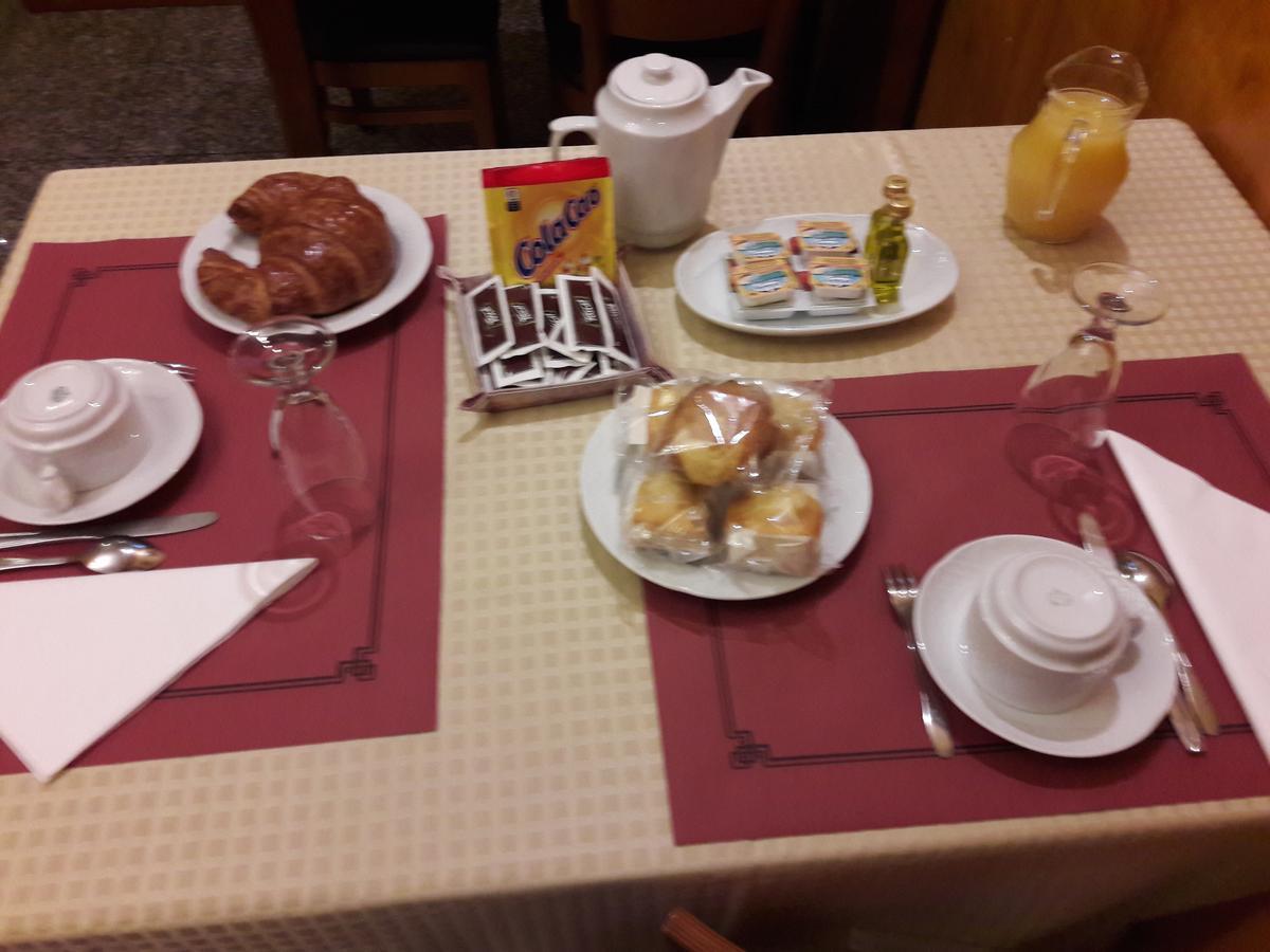 Hotel Los 14 Pravia Bagian luar foto