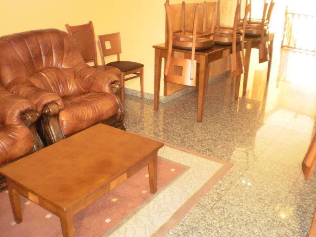 Hotel Los 14 Pravia Bagian luar foto