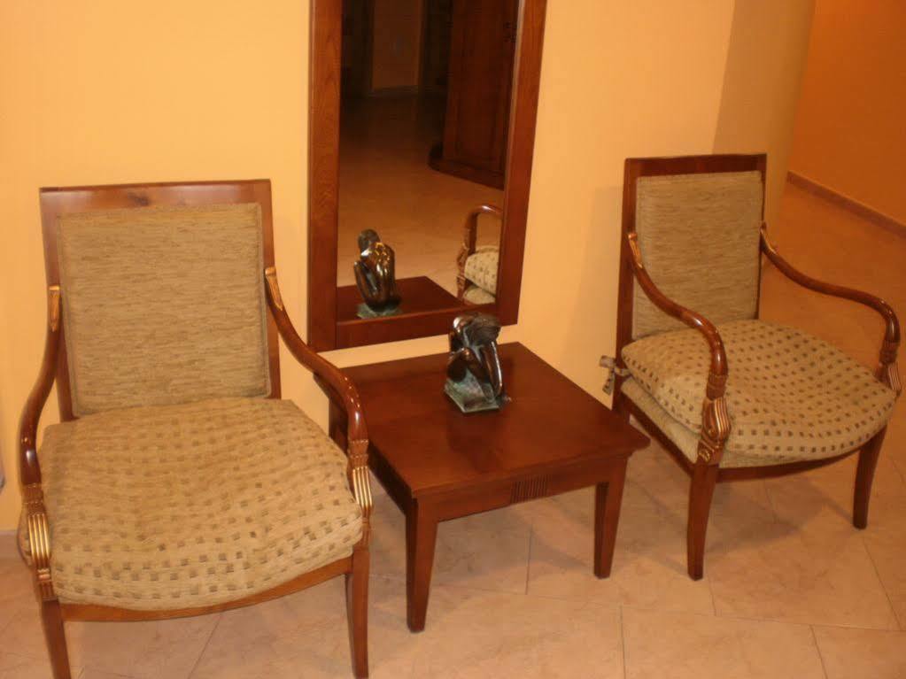 Hotel Los 14 Pravia Bagian luar foto