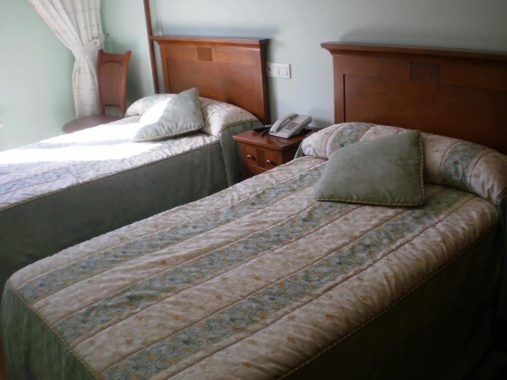Hotel Los 14 Pravia Bagian luar foto